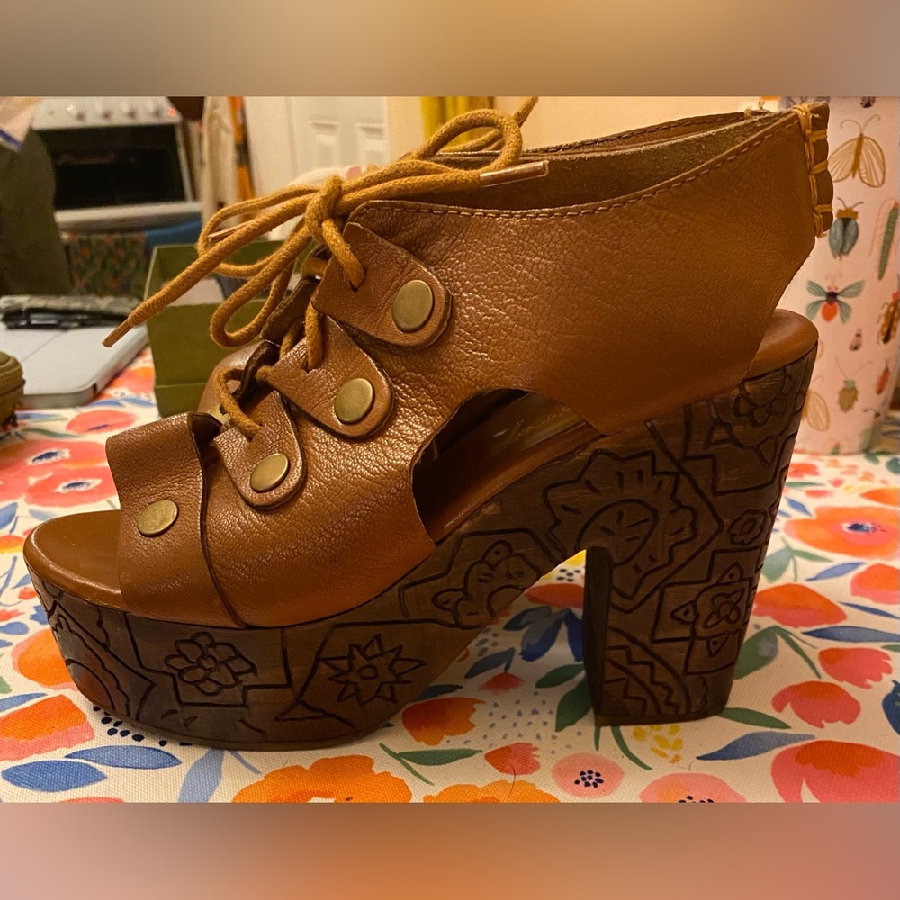✨FREE PEOPLE✨ Wood Engraved Platforms